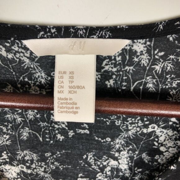 H&M Black White Floral Faux Wrap Shirt Top Women's Size XS - Picture 3 of 4